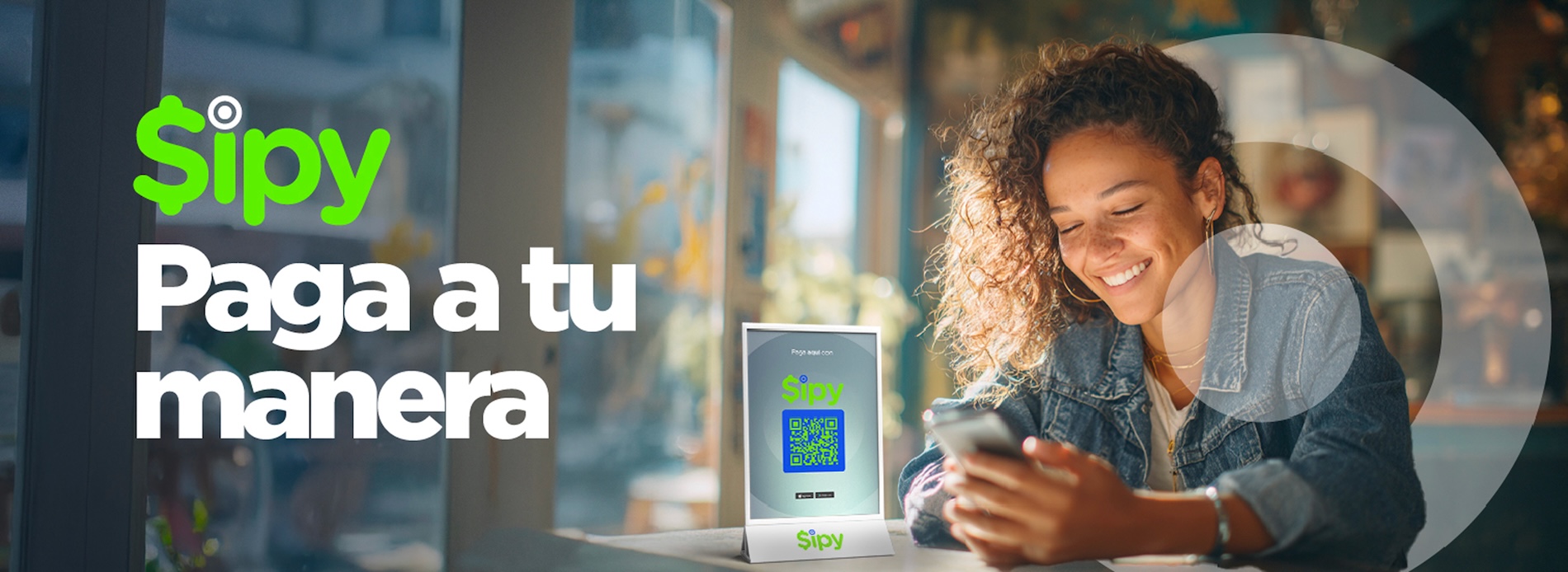Joven sosteniendo telefono en local comercial