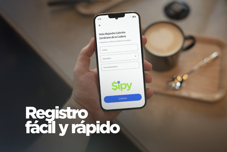 Mano sosteniendo un telefono y un cafe