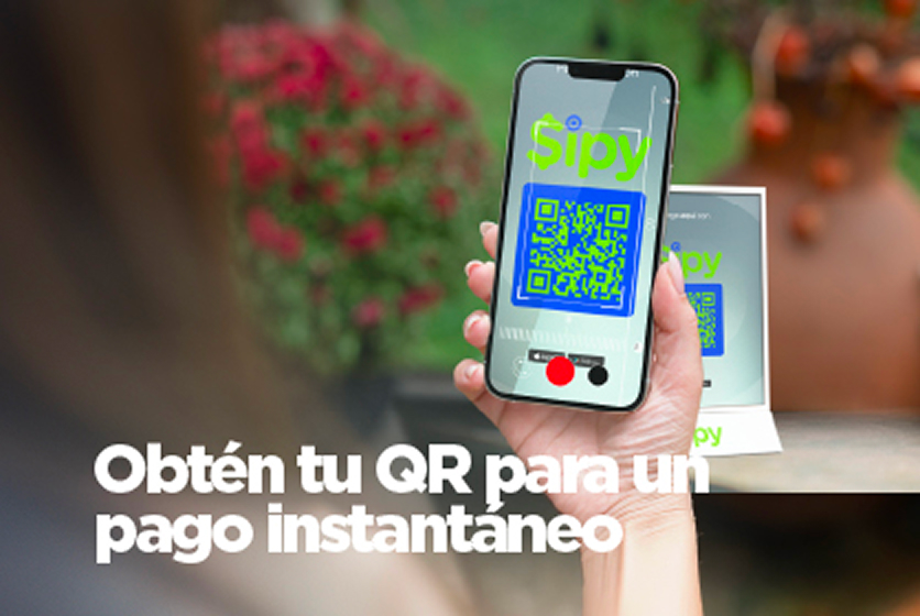 Mano realizando lectura QR con teléfono