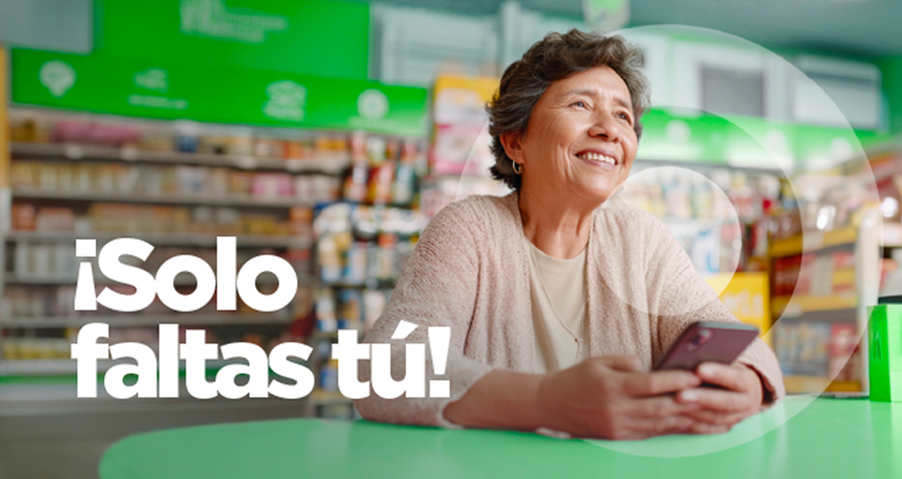 Mujer sonriendo con teléfono