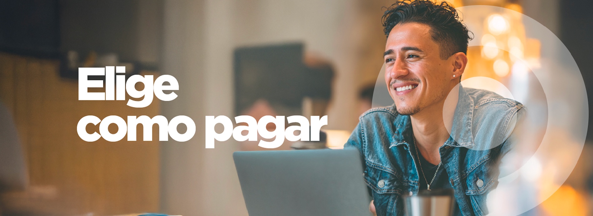 Joven sosteniendo telefono en local comercial