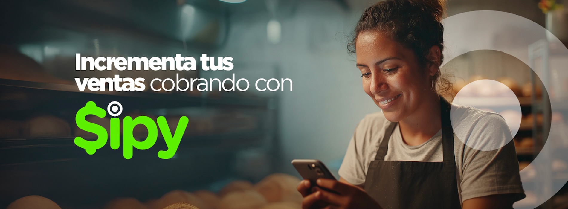 Joven sosteniendo telefono en local comercial